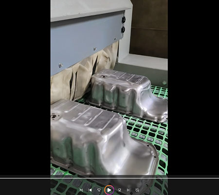 汽车零部件翻新除锈输送式自动喷砂机工作视频