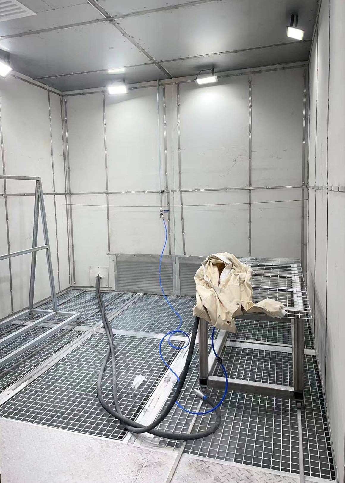 深圳百超机械喷砂房设备实拍图